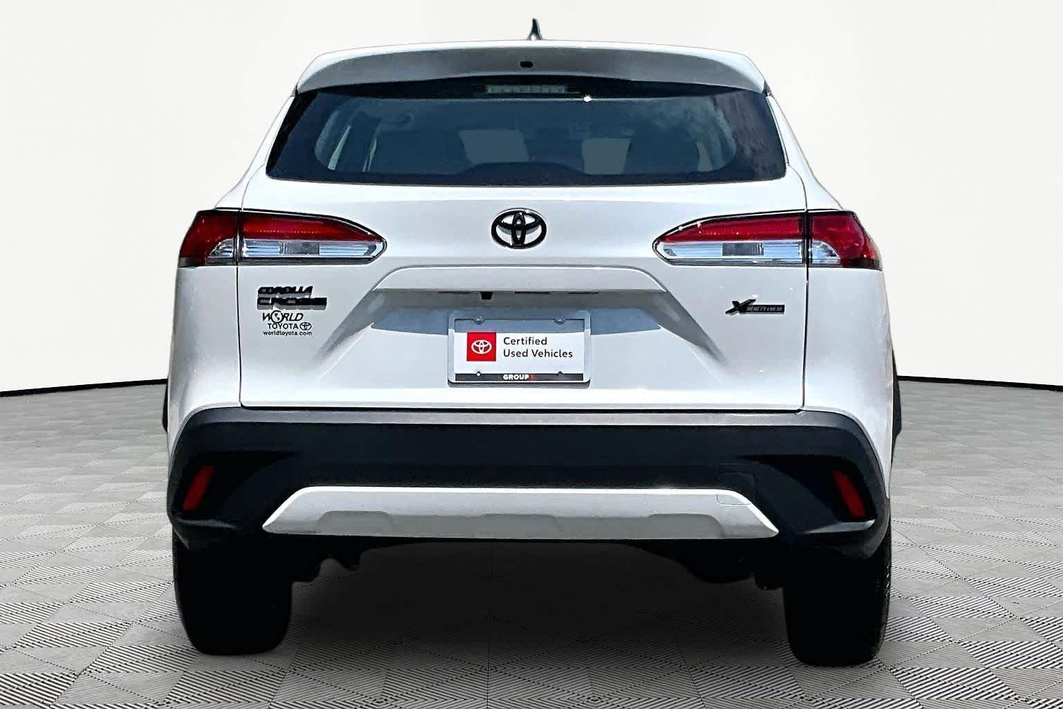 Used 2025 Wind Chill Pearl Toyota L image 5