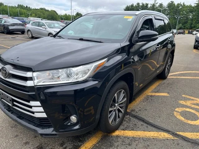 Used 2019 Midnight Black Metallic Toyota XLE image 7