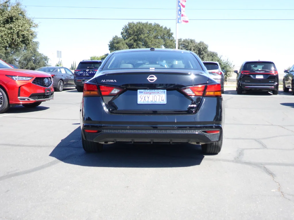 Used 2025 Super Black Clearcoat Nissan 2.5 SV image 7
