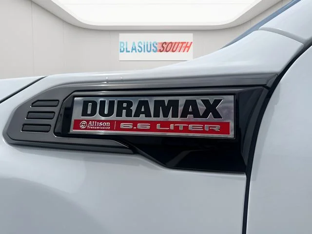 Used 2024 White GMC AT4 image 43