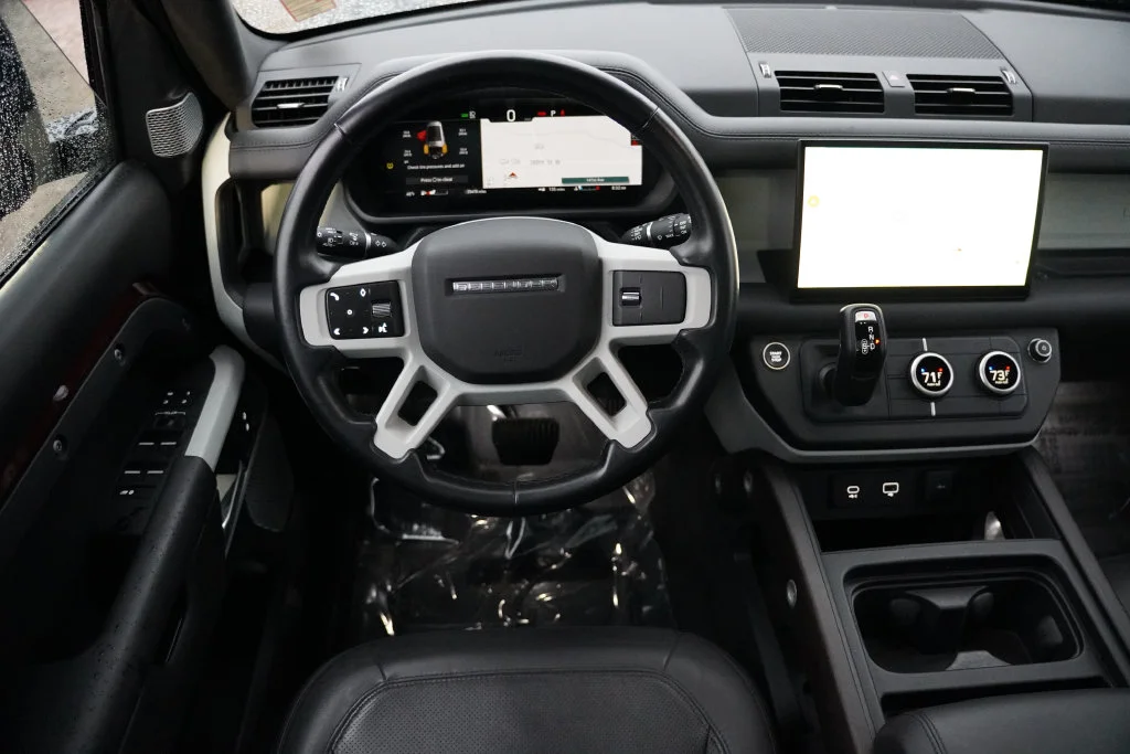 Used 2023  Land Rover SE image 23