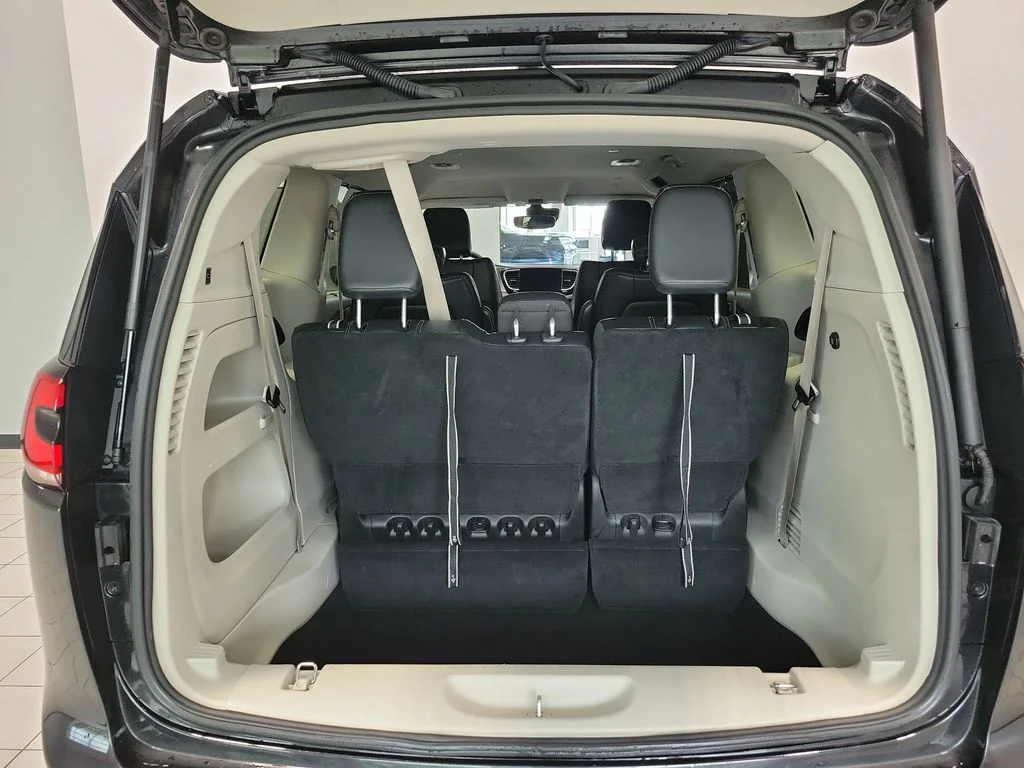 Used 2022 Black Chrysler Touring L image 15