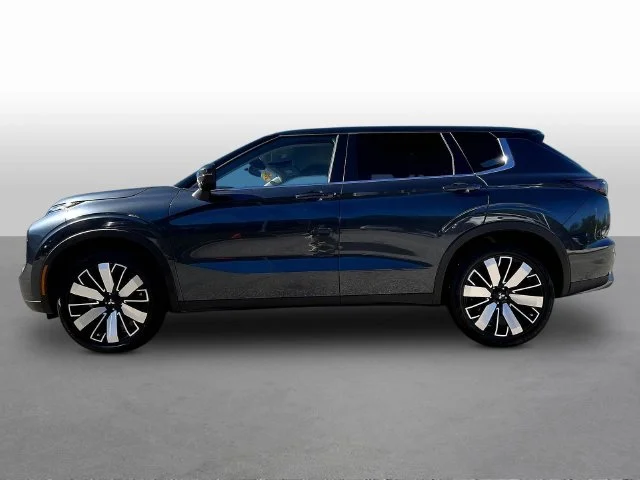 Used 2025 Black Mitsubishi SE image 4