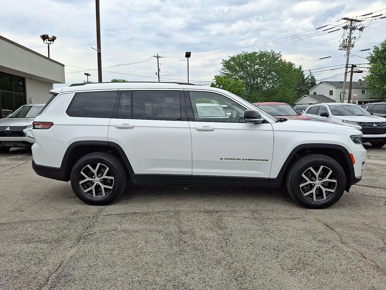 Used 2023 White Jeep Limited image 8