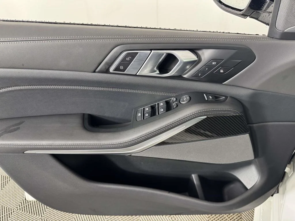 Used 2026 White BMW M60i image 17