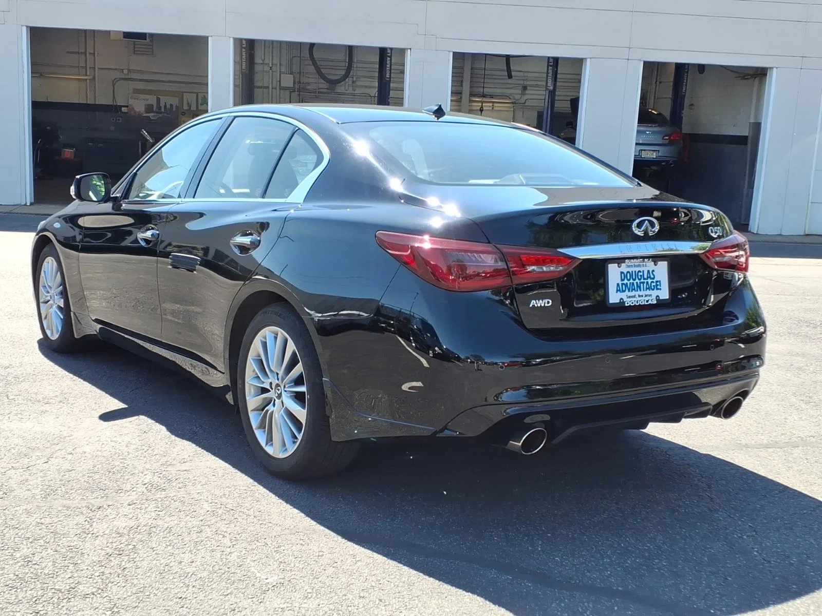 Certified Used 2023 Black INFINITI LUXE image 8