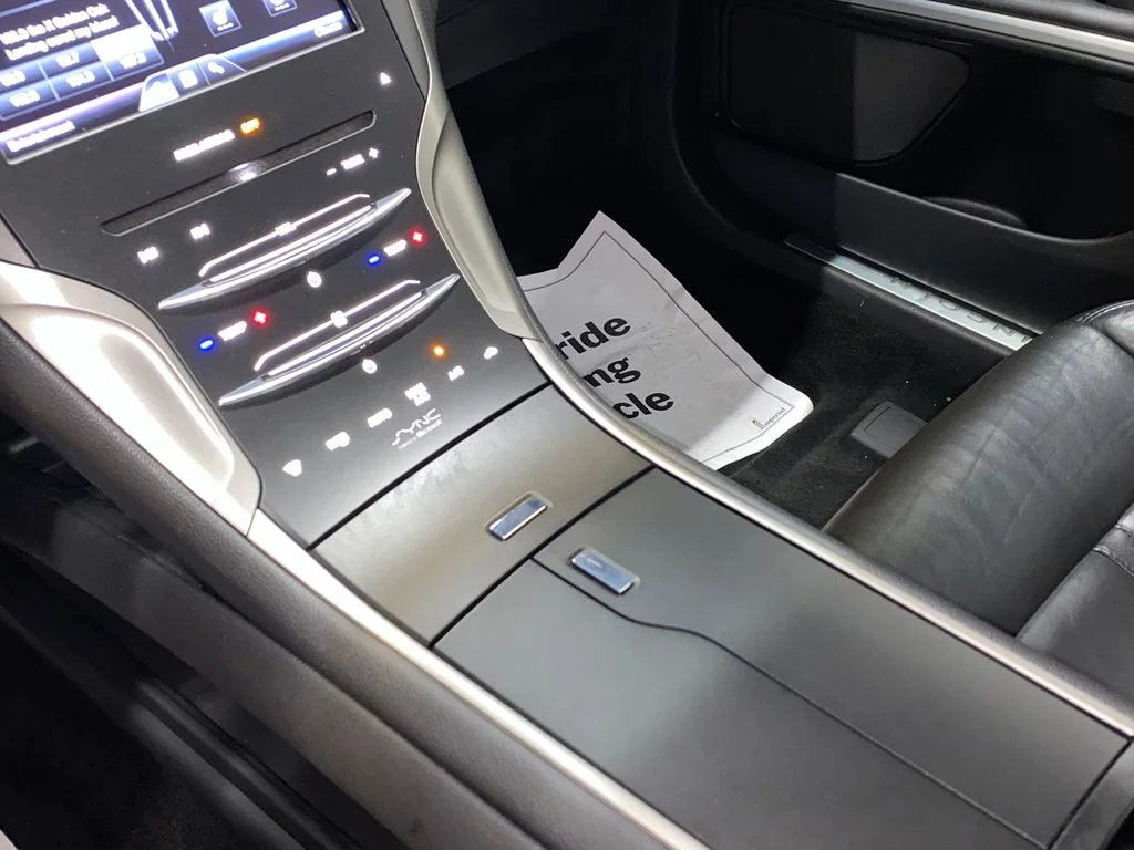 Used 2014 Silver Lincoln Base image 19