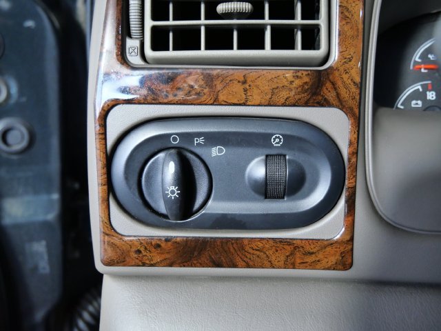 Used 2000 Green Ford Limited image 25