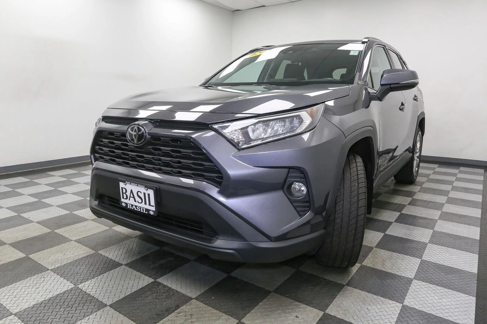 Used 2020 Magnetic Gray Metallic Toyota XLE Premium image 4