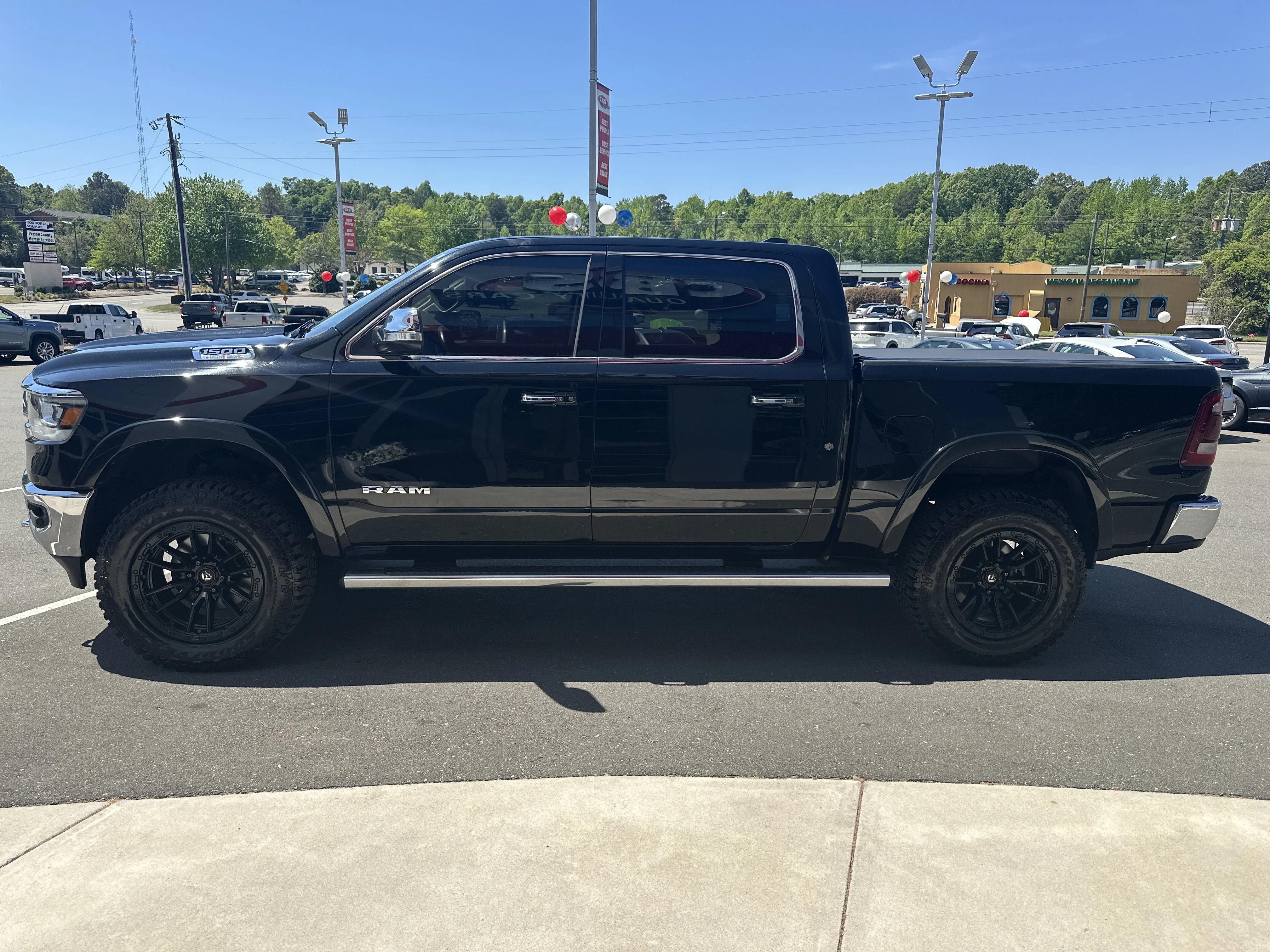 Used 2020 Diamond Black Crystal Pearlcoat Ram Laramie image 22