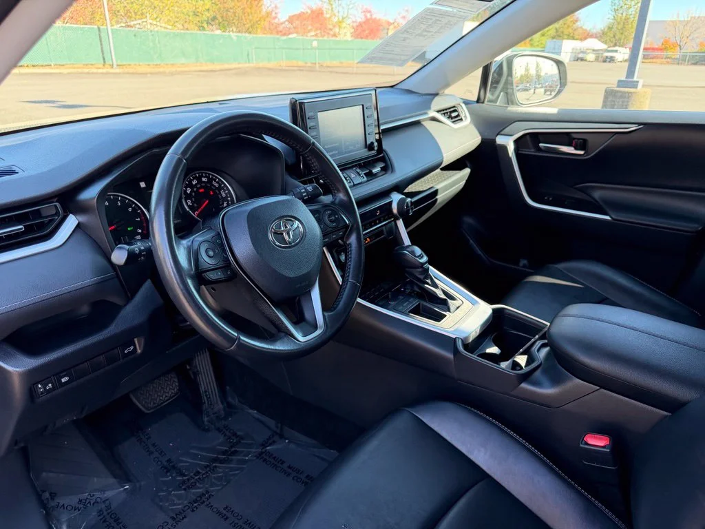Used 2019 Lunar Toyota XLE Premium image 16