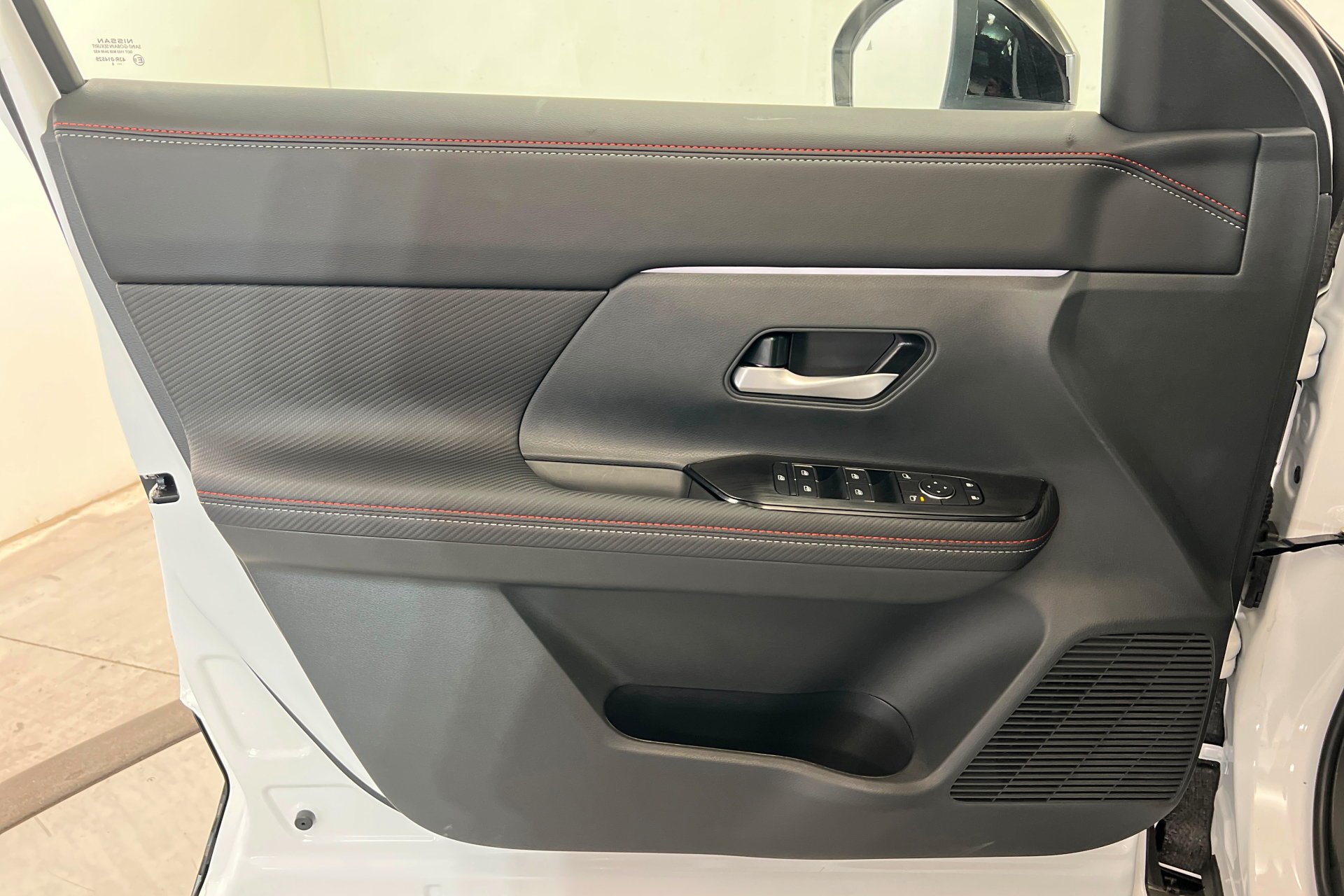 New 2026 Aspen White TriCoat / Super Black Two-tone Nissan SR image 15