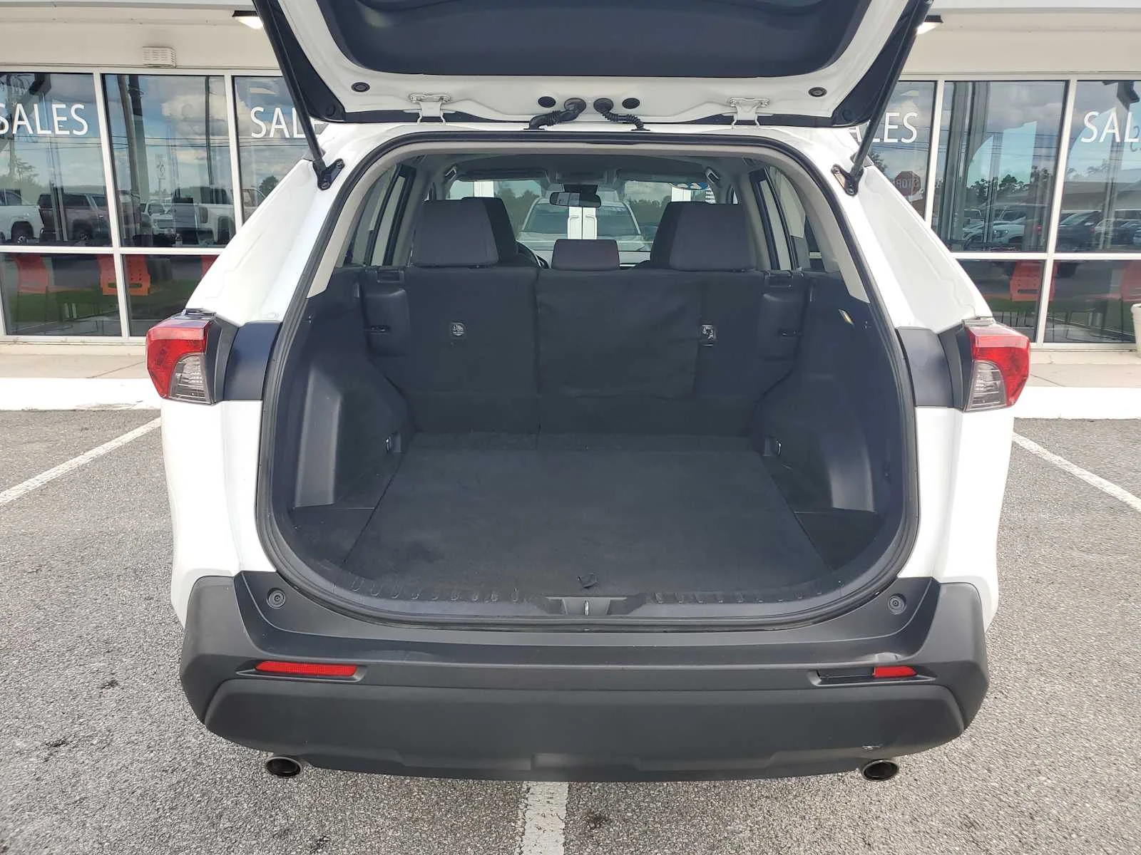 Used 2022 White White Toyota LE image 6