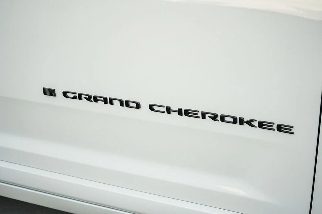 New 2026 Bright White Clear-Coat Exterior Paint Jeep Summit image 10