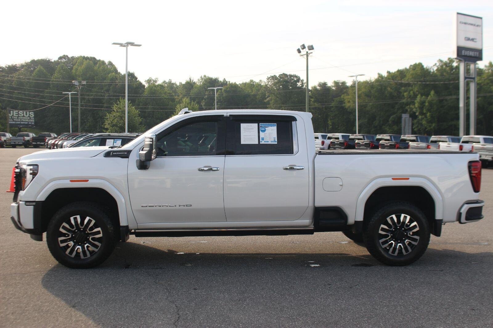 Used 2025 White Frost Tricoat GMC Denali Ultimate image 4