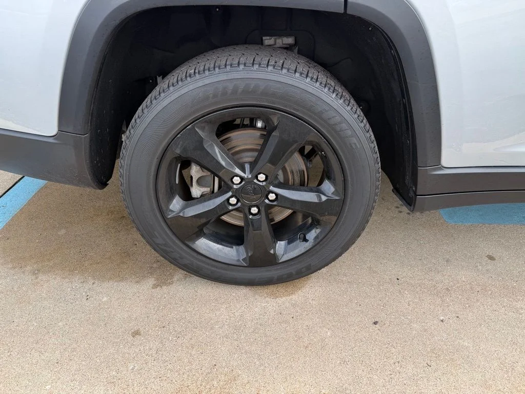 Used 2023 Silver Jeep Altitude image 10