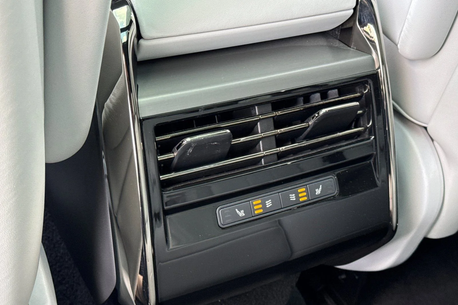 Used 2023 White Land Rover SE image 13