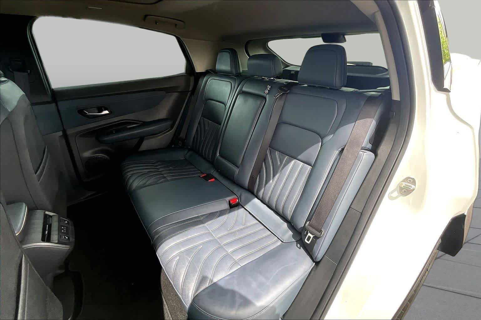 Used 2023 Everest White Pearl Tricoat/Black Diamond Pearl Nissan PLATINUM+ image 19