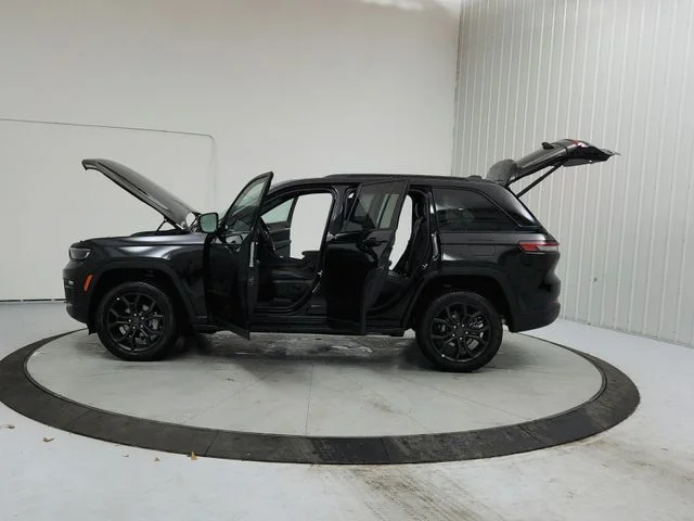 New 2025 Diamond Black Crystal Pearl-Coat Exterior Paint Jeep Limited image 12