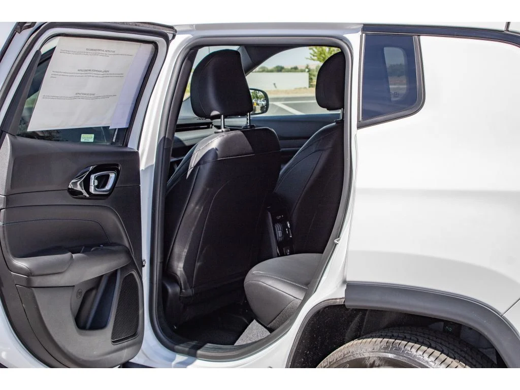 New 2026 Bright White Clearcoat Jeep Latitude image 14