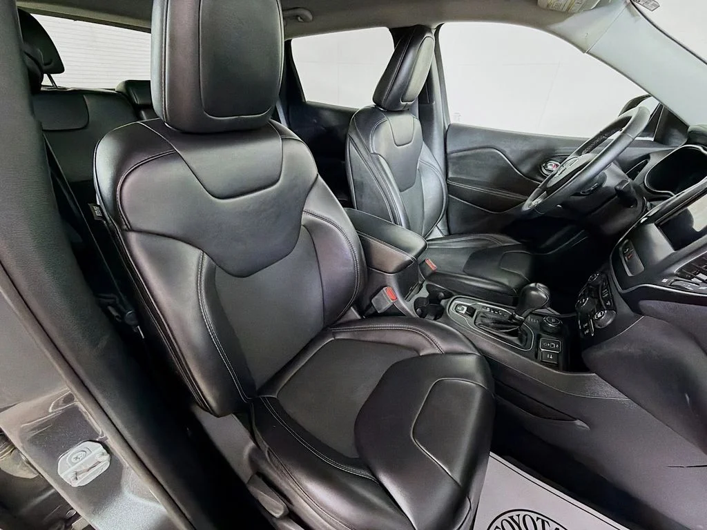 Used 2019 Gray Jeep Latitude Plus image 24