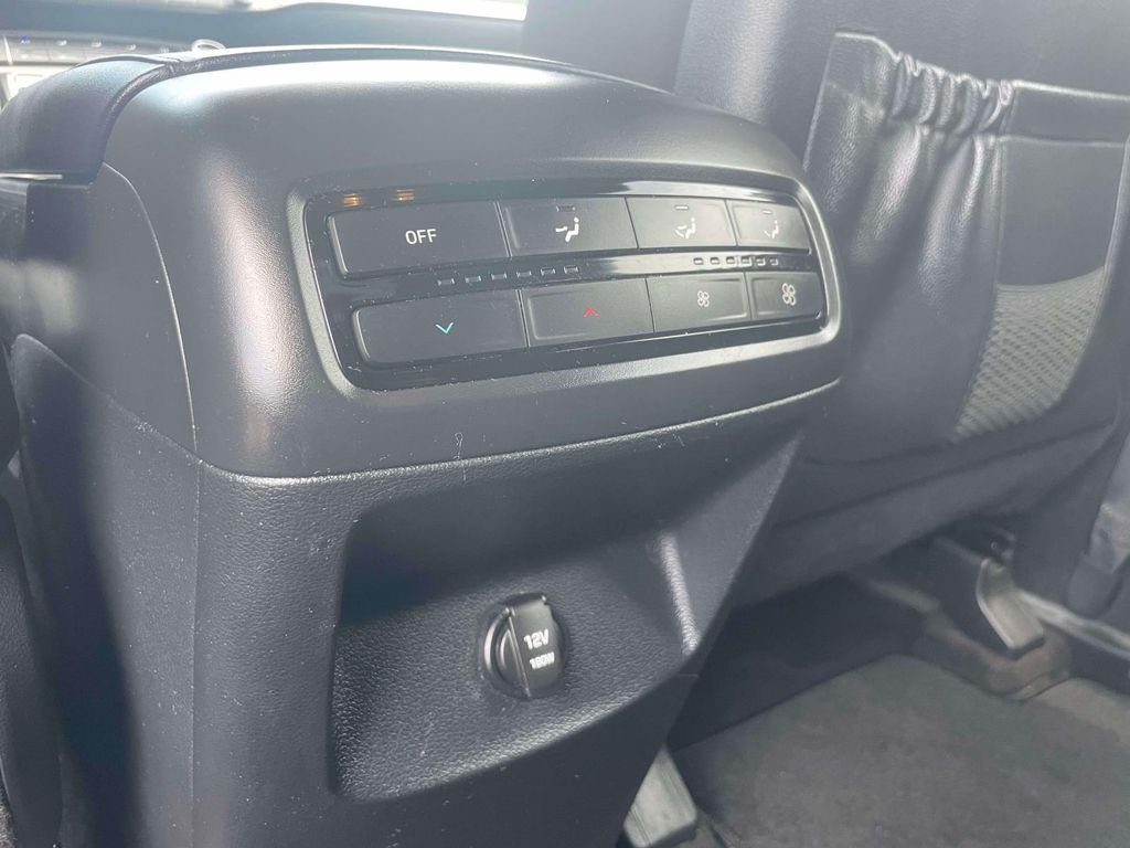 Used 2020 Green Hyundai SE image 13