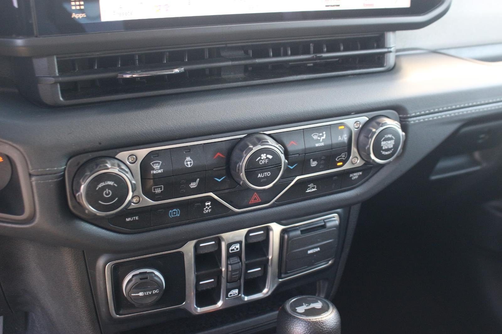 Used 2024  Jeep Sahara image 21