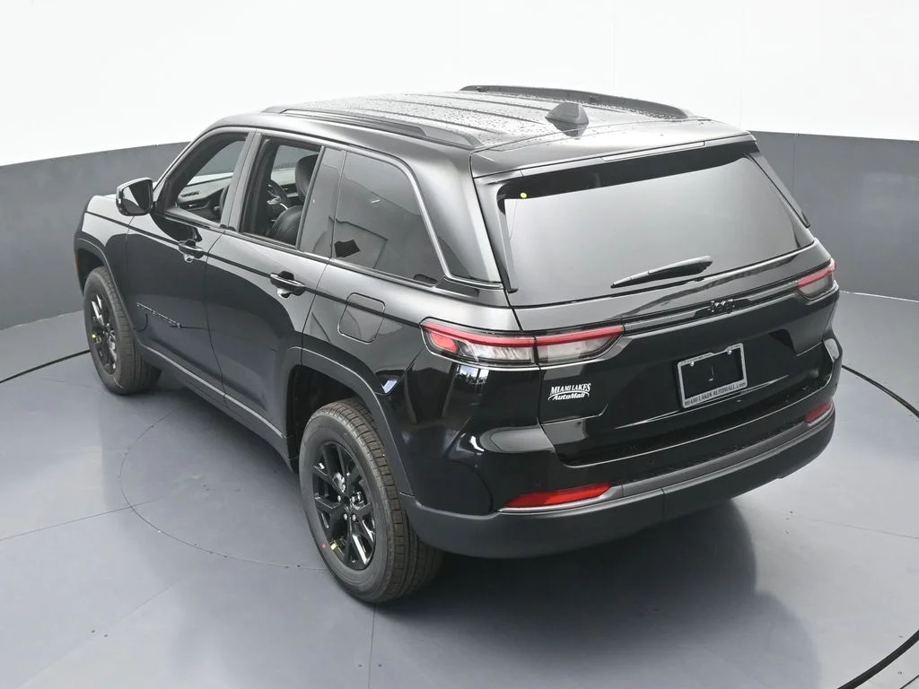 New 2026 Diamond Black Crystal Pearl-Coat Exterior Paint Jeep Altitude image 42