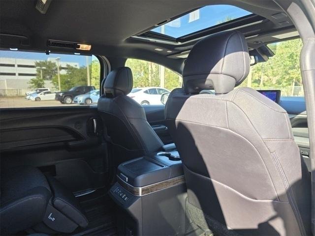 2025 Toyota Sienna Platinum - Photo 16