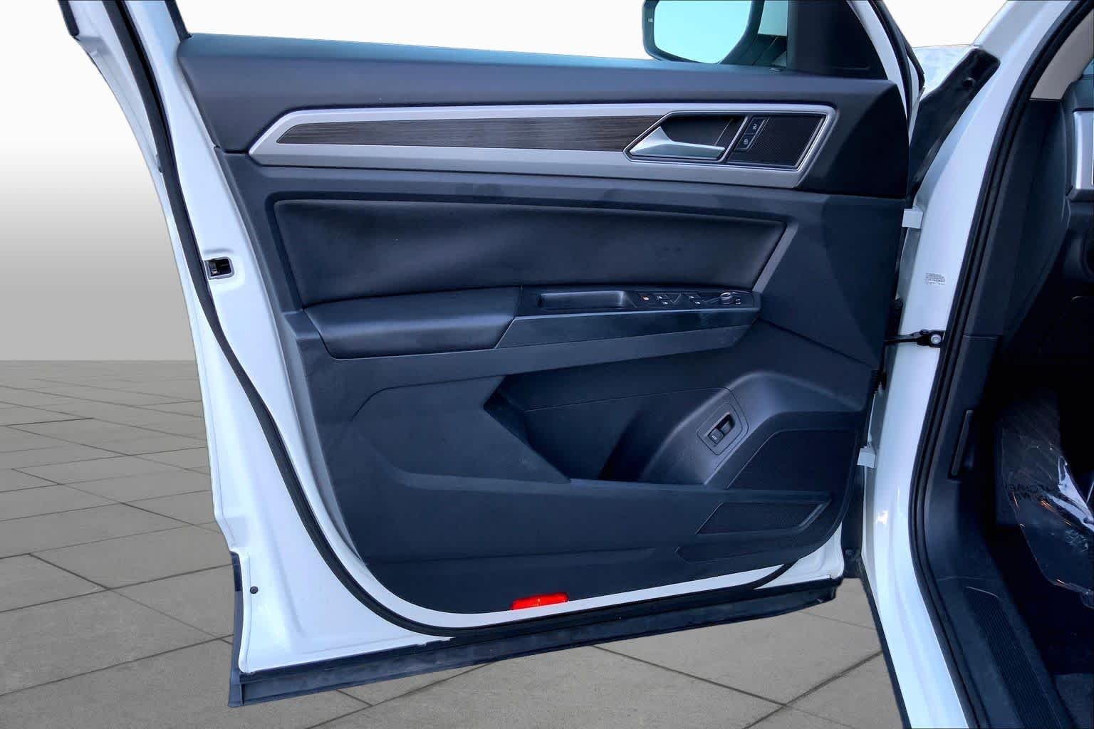 Used 2019 Pure White Volkswagen 3.6L V6 SE w/Technology image 19