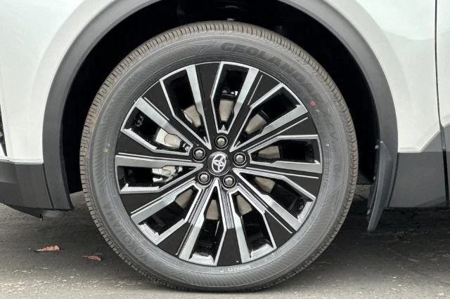 New 2026 Wind Chill Pearl with Midnight Black Metallic roof <sup>1</sup> Toyota  XSE image 34