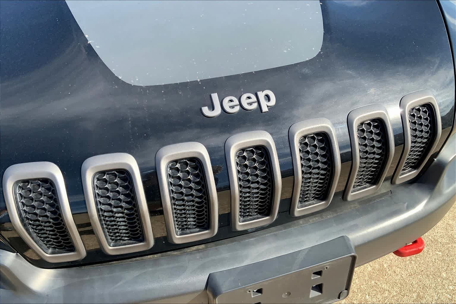 Used 2017 Diamond Black Crystal Pearlcoat Jeep Trailhawk image 28