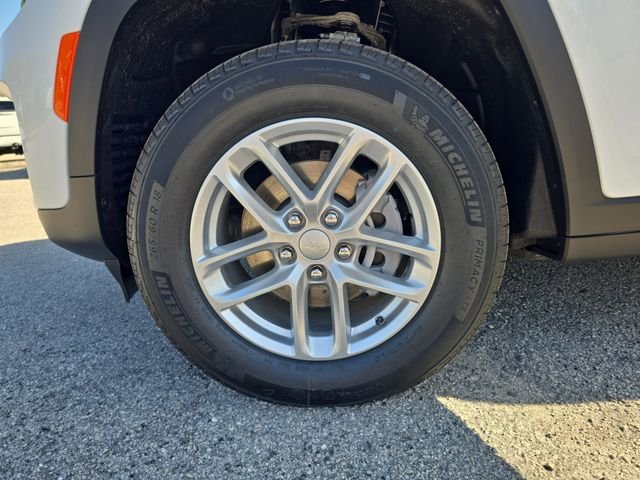 New 2026 Bright White Clear-Coat Exterior Paint Jeep Laredo X image 29