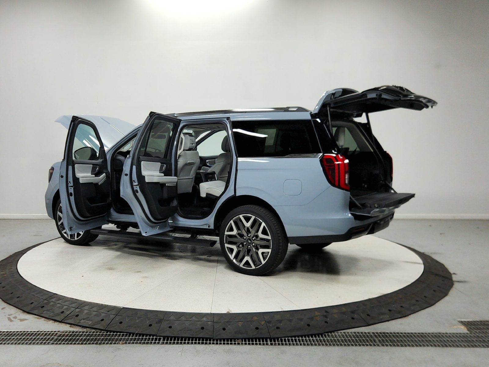 New 2027 Glacier Gray Metallic Tri-Coat Ford Platinum image 14