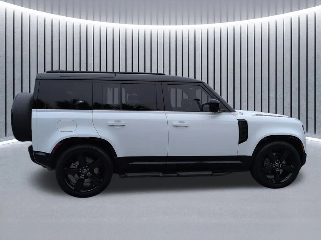 Used 2024  Land Rover X-Dynamic SE image 6
