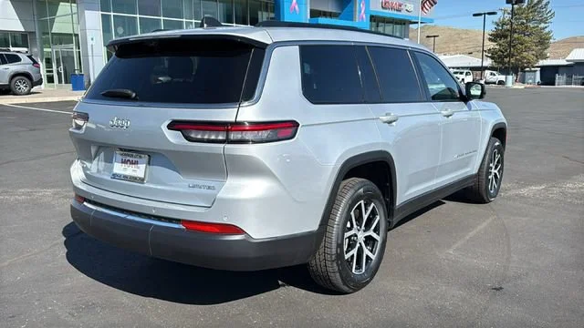 Used 2024 Silver Jeep Limited 4x4 image 3