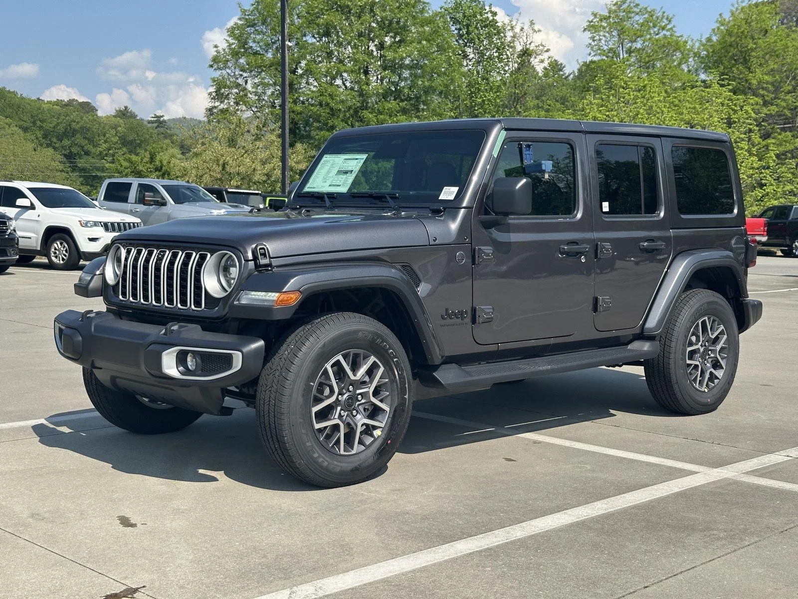 New 2026 Granite Crystal Metallic Clear-Coat Exterior Paint Jeep Sahara image 3