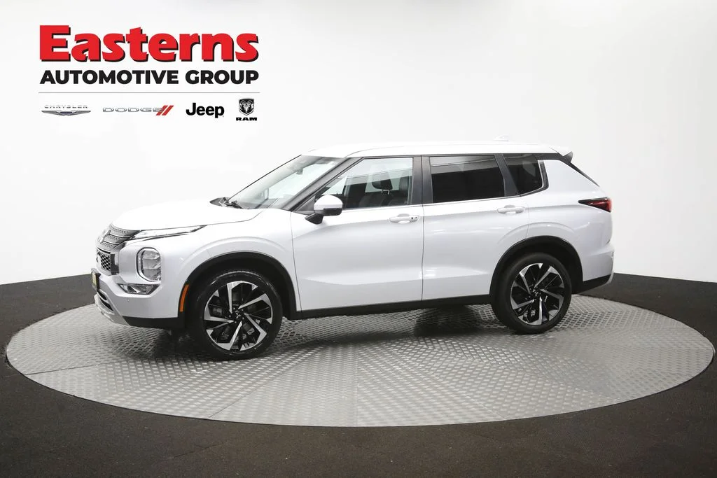 Used 2022 White Mitsubishi SE image 57