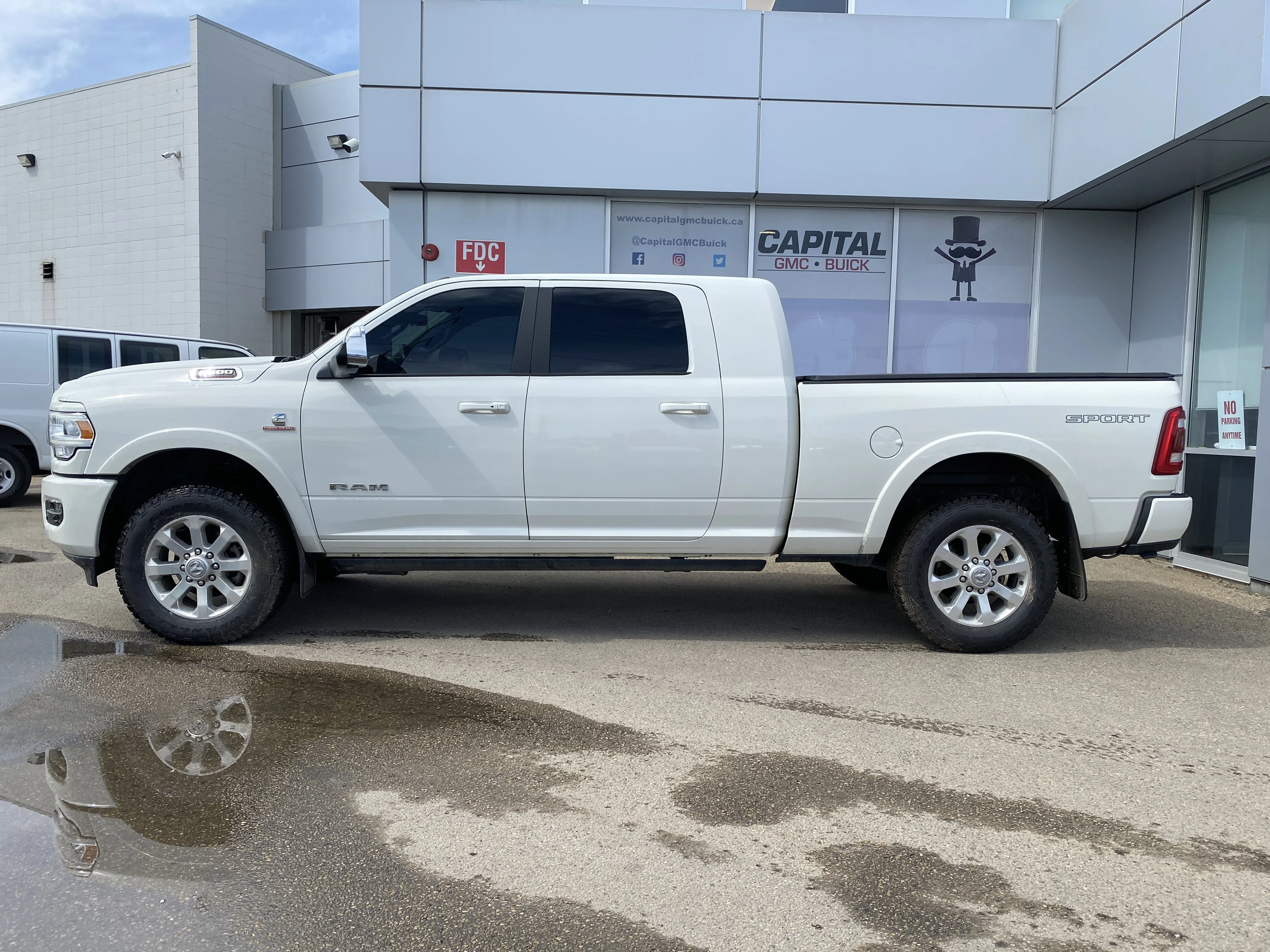 Used 2022 White Ram Laramie MEGA CAB * 12 DISPLAY * DIGITAL REARVIEW MIRROR * image 2