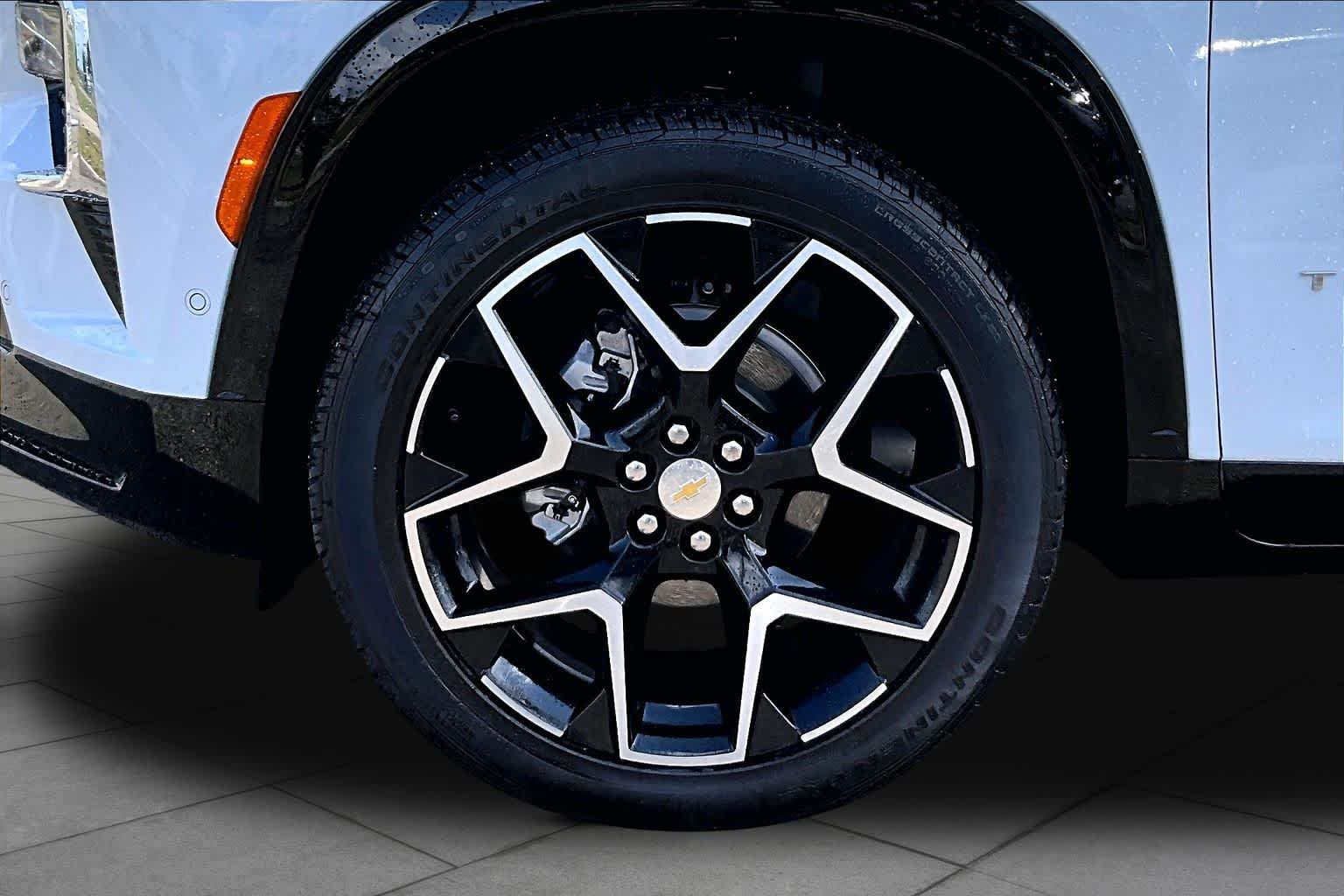 Used 2026 Polar White Tricoat Chevrolet FWD High Country image 11