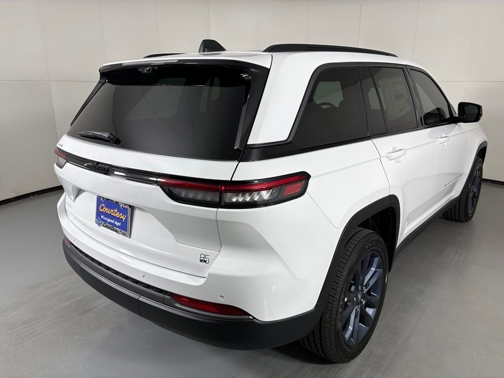 New 2026 Bright White Clear-Coat Exterior Paint Jeep  image 8