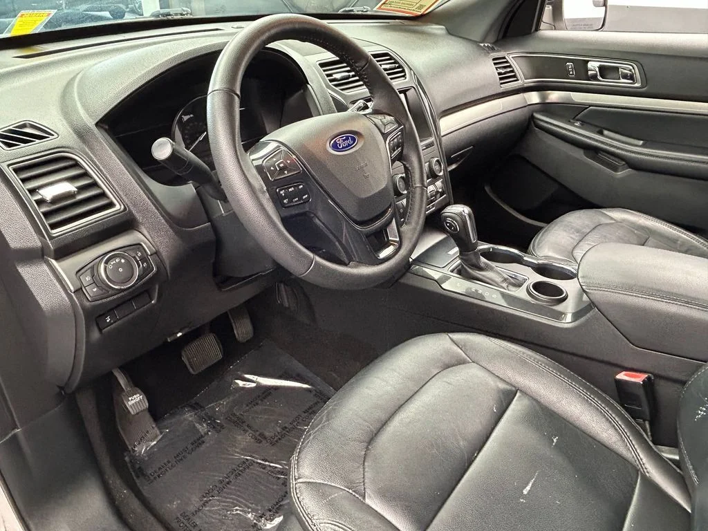 Used 2018 White Platinum Clearcoat Metallic Ford XLT image 12