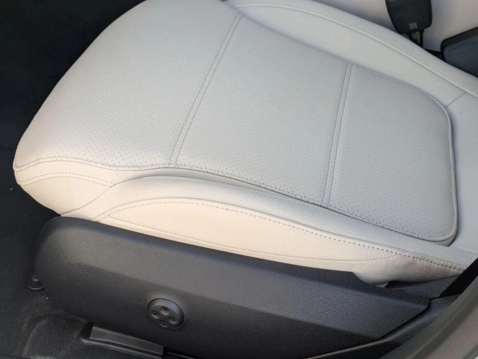 Used 2026 Cirrus Silver Metallic Mercedes-Benz C 300 image 4