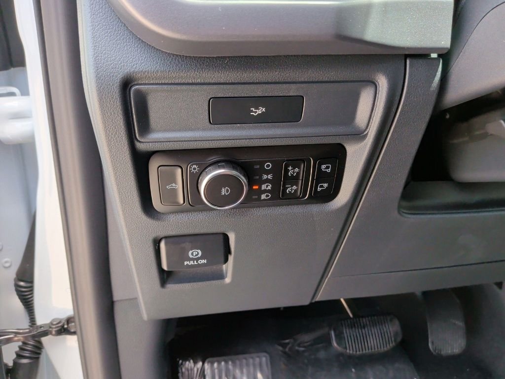 New 2026 Oxford White Ford XLT image 15