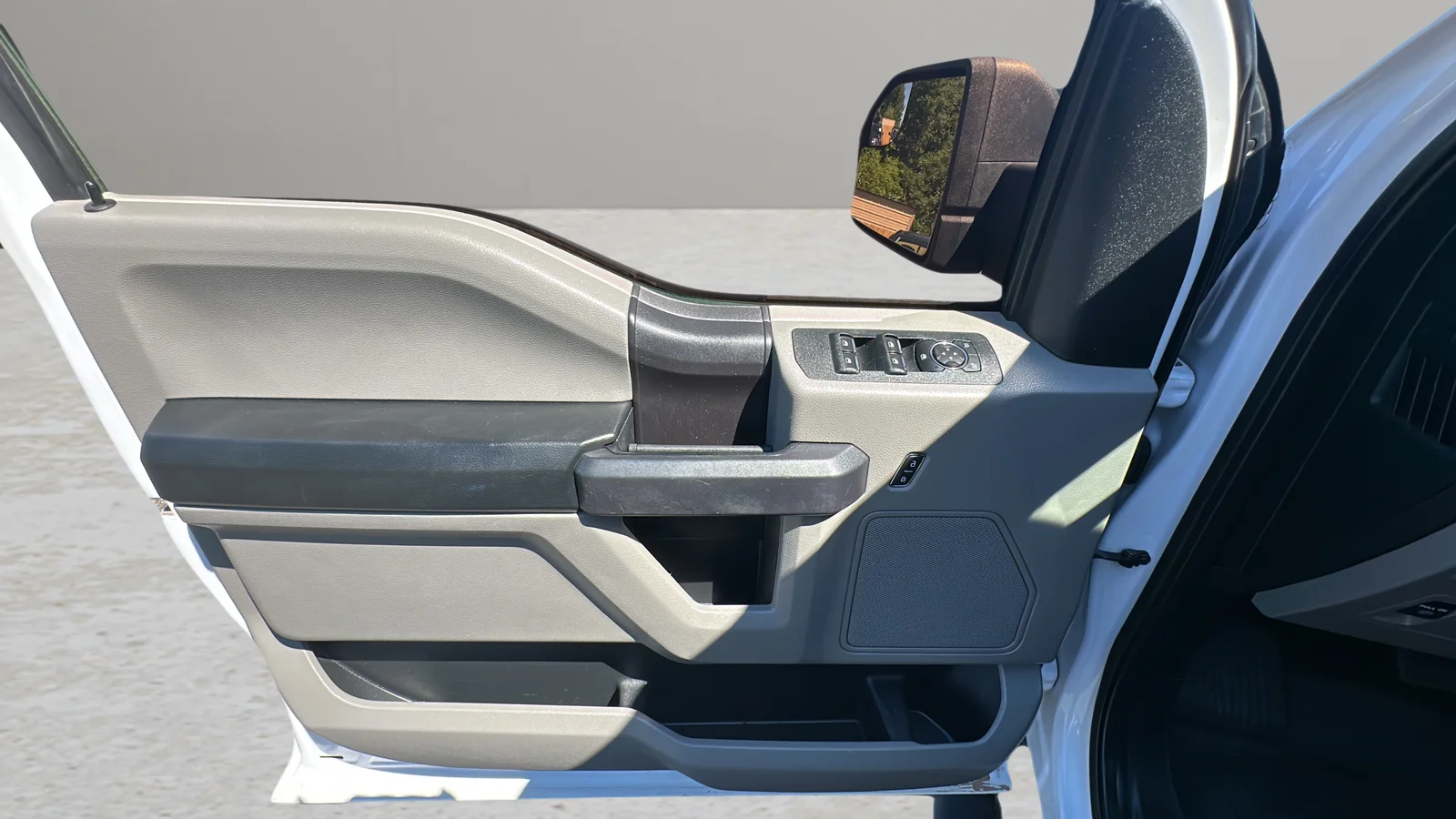 Used 2019 White Ford XL image 18