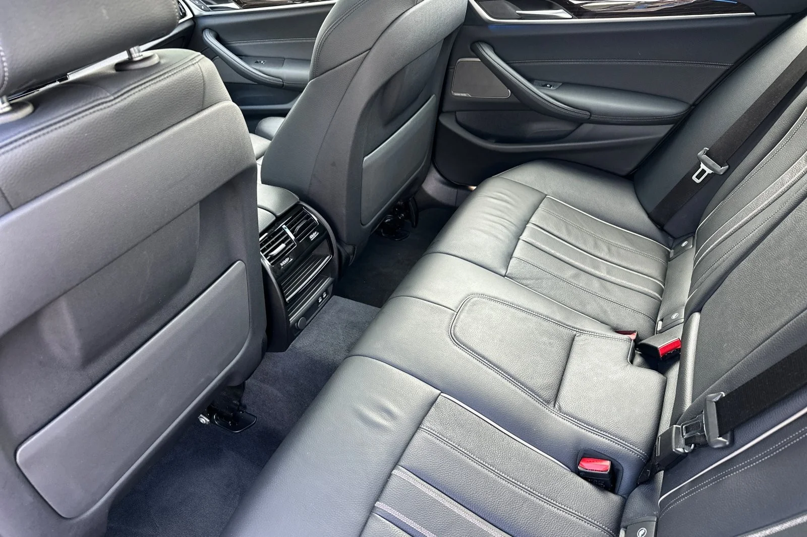 Used 2023 Dark Graphite Metallic BMW 530e xDrive image 11