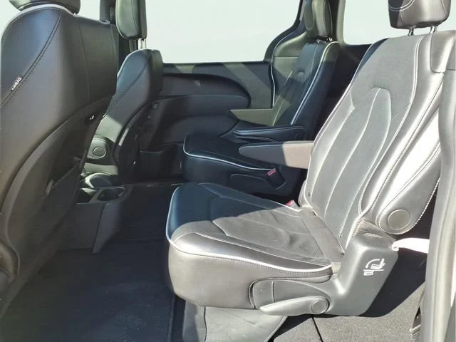 Used 2025  Chrysler Limited image 21