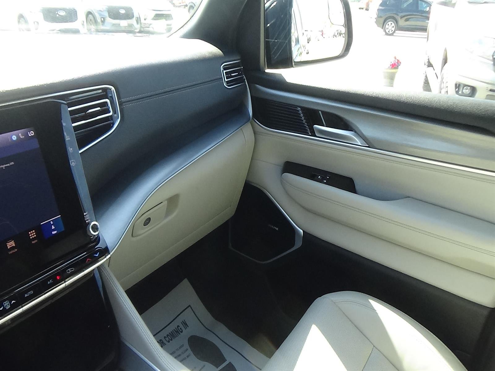 Used 2025 Diamond Black Crystal Pearl Coat (pxj) Jeep Base image 35