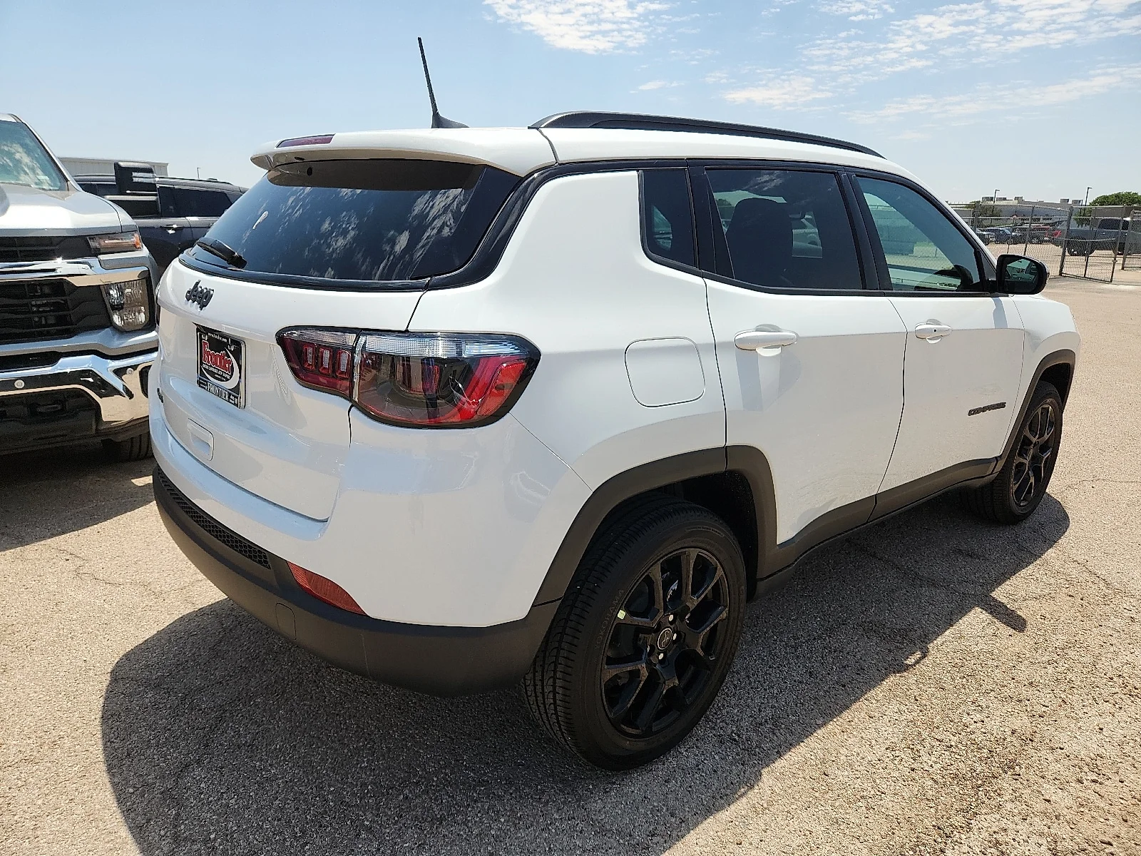 New 2026 Bright White Clear-Coat  Paint Jeep LATITUDE ALTITUDE 4X4 image 3