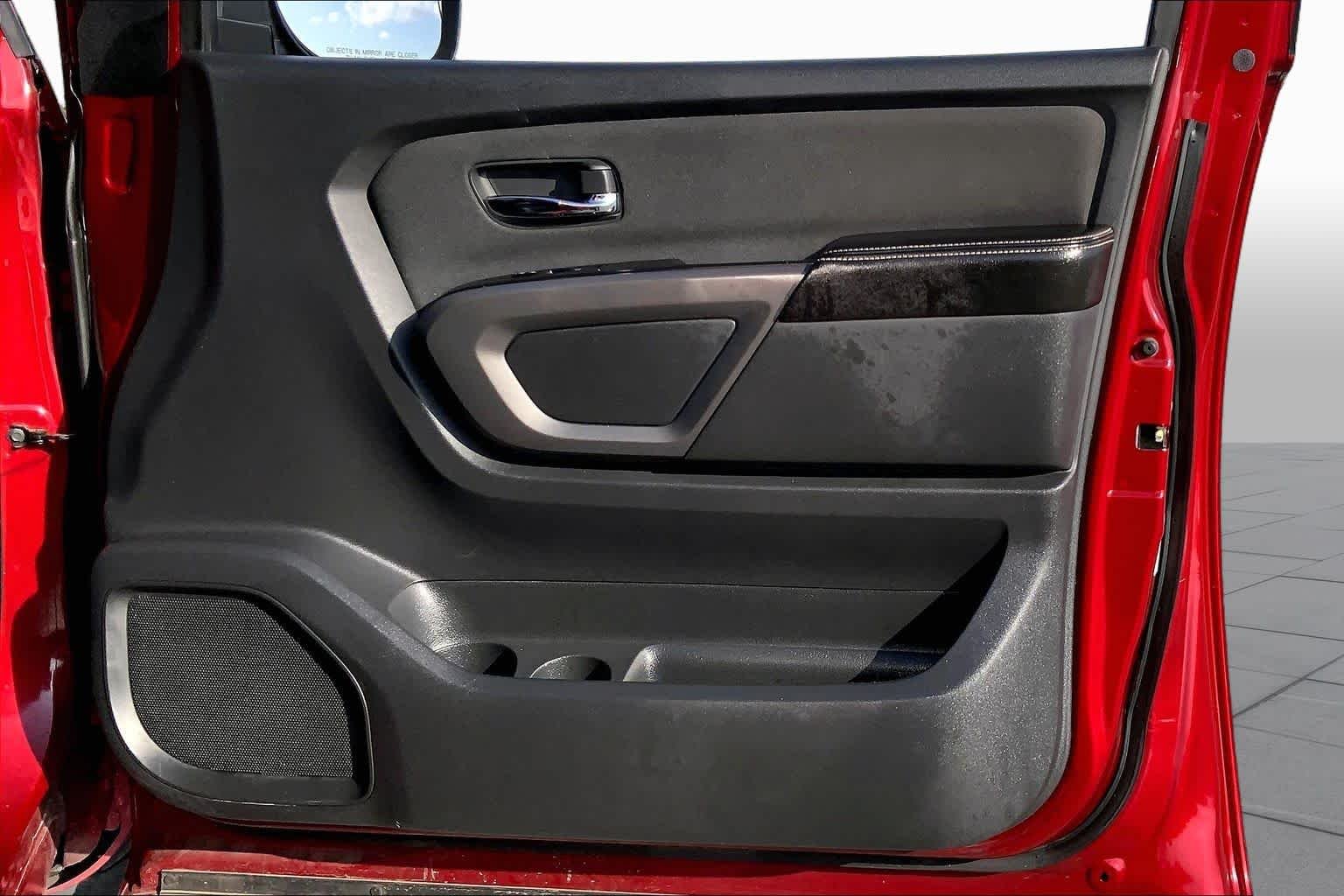 Used 2015 Cayenne Red Nissan PRO-4X image 22
